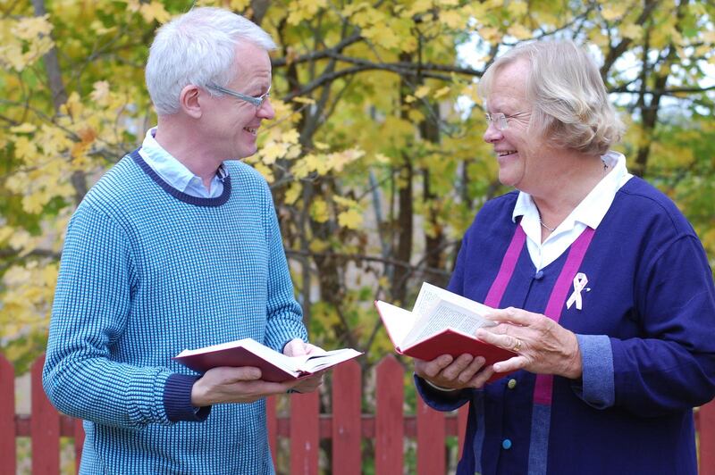 Kristina Jonsgården, 67 år och Jakob Lindblad, 52 år, tillhör båda Svenska kyrkan i Knivsta pastorat. De tillhör också de grupper som läser Bibeln mest respektive minst.