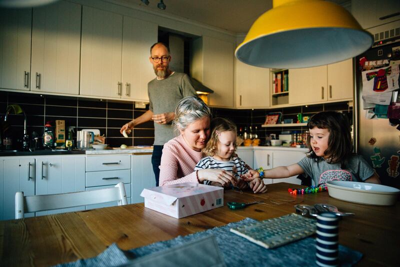 Flytten har gjort att Petra och David fått mer tid med varandra och med döttrarna Rut, 2 och Tekla 4 år.