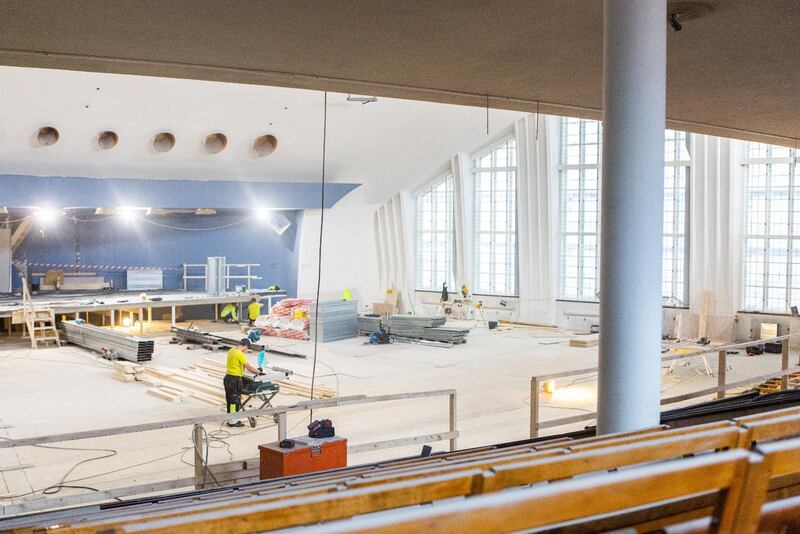 Bild fotad i stora kyrksalen under läktaren.