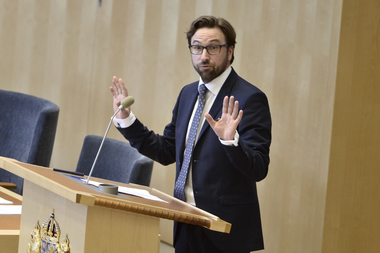 Fredrik Malm (FP) under fredagens debatt i riksdagen.