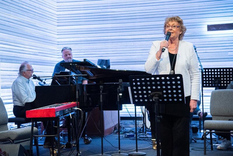 Marie-Louise och Berno Hallström inledde den musikaliska festkvällen i Pingstkyrkan i Södertälje i lördags. Första sången blev "Du må fråga hur jag vet".