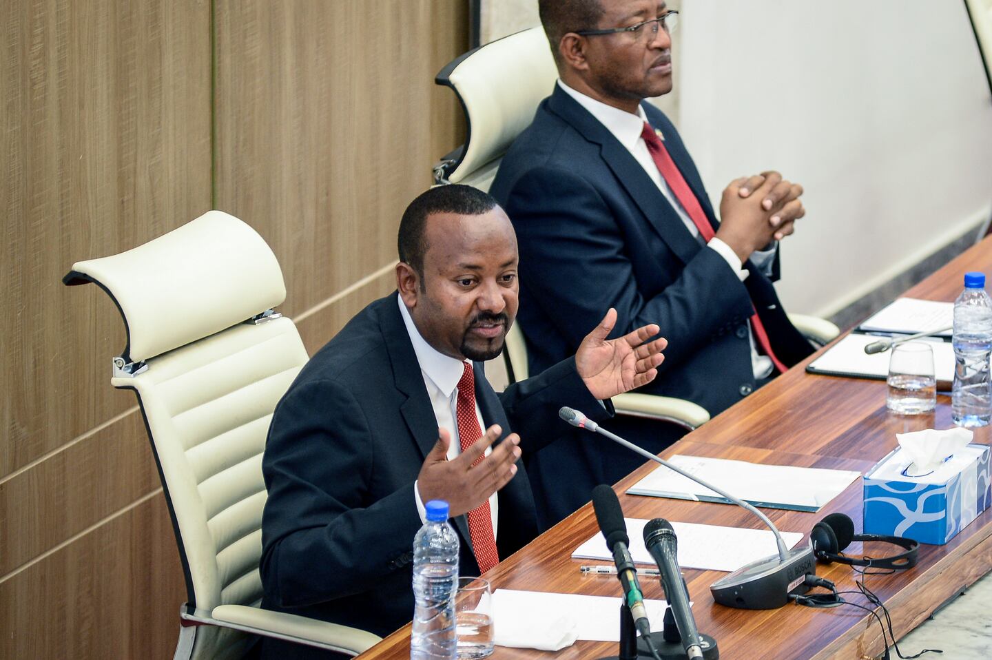 Etiopiens premiärminister Abiy Ahmed, till vänster, berättar i parlamentet om hur vapenvilan ska implementeras i Tigray.