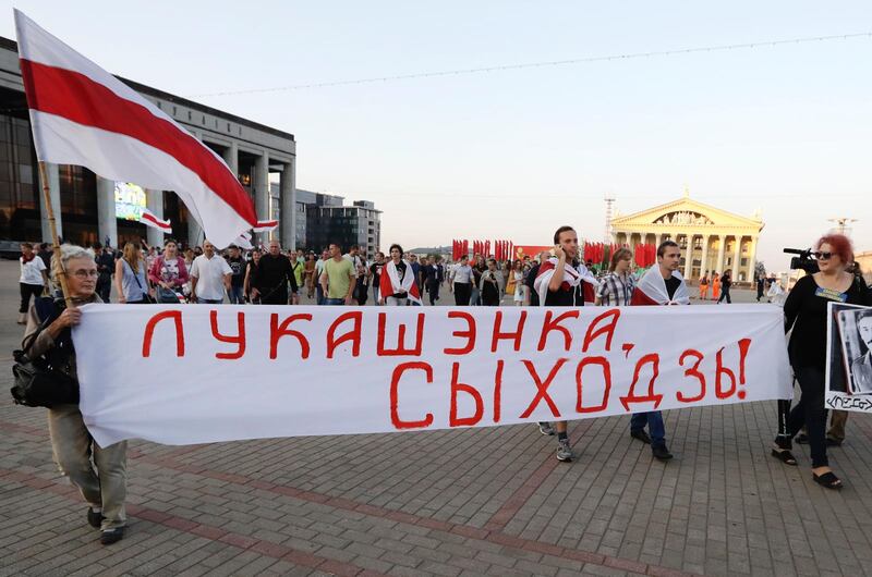 "Lukasjenko, försvinn!" står det på banderollerna när vitrysk opposition demonstrerar i MInsk dagen efter valet. Man krävde också "riktiga val".