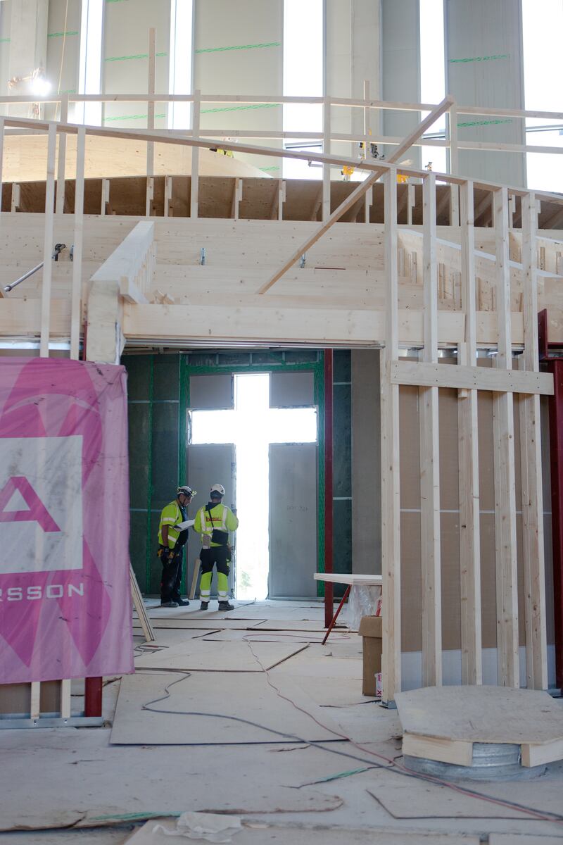 Hur kommer den nya Frihamnskyrkan på Hisingen att se ut? Dagen gjorde ett studiebesök och fick en guidad tur i den byggnad där en av Sveriges till medlemsantalet största frikyrkor – Smyrnaförsamlingen i Göteborg – flyttar in 2023.