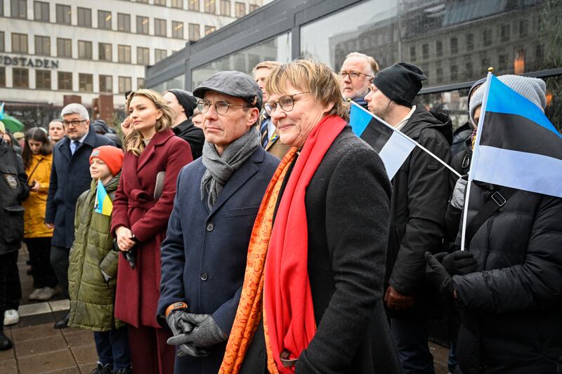 Ulf Kristersson (M) och Birgitta Kristersson Ed under demonstration för Ukraina.