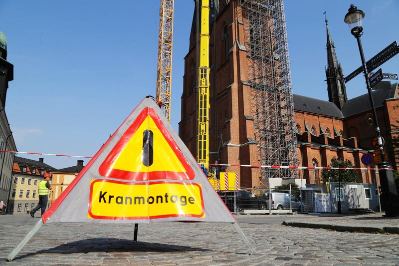 Avspärrningar utanför Uppsala domkyrka inför det stora kranlyftet.