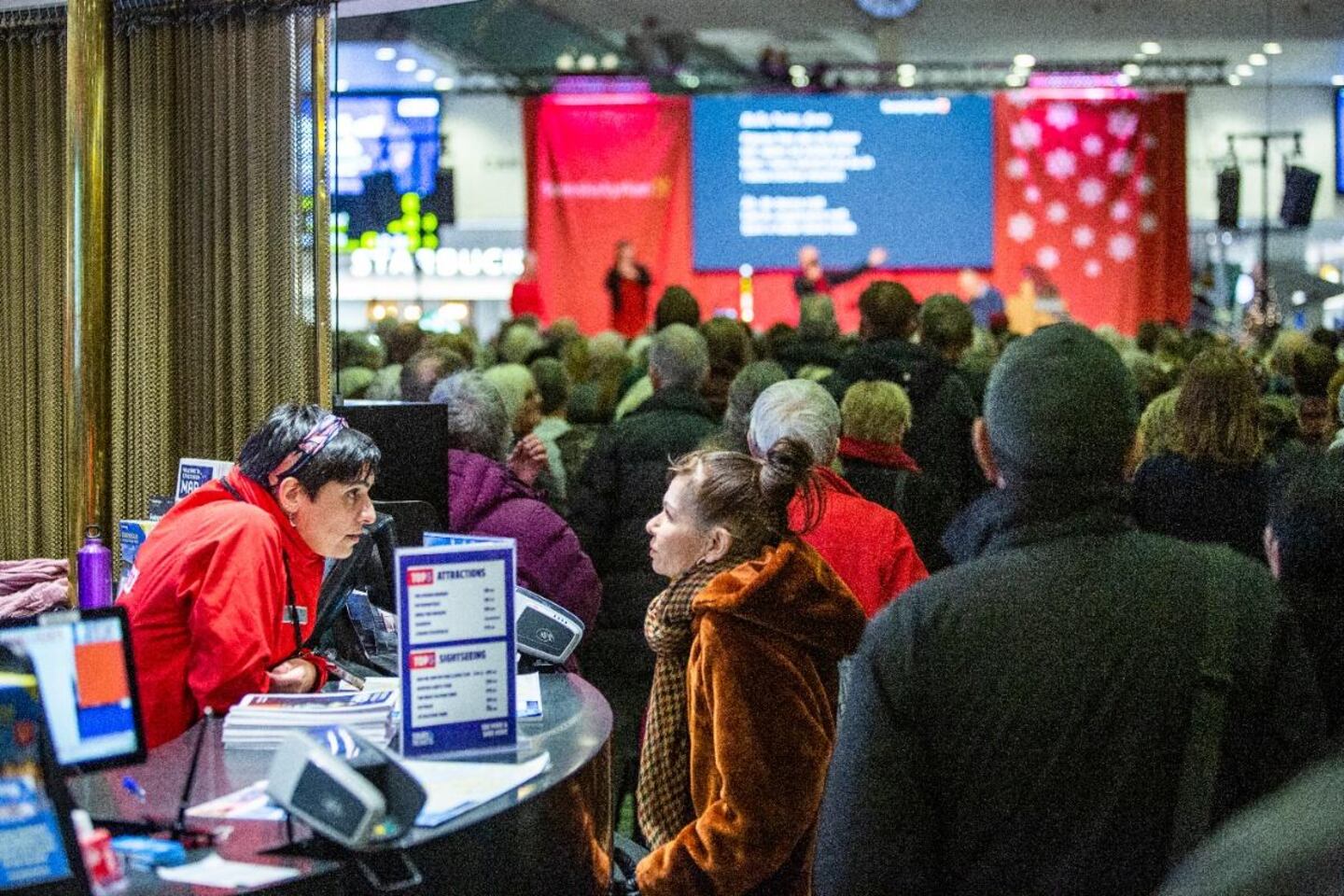 ...Samtidigt pågick vardagslunken med stressade resenärer och tågutrop.