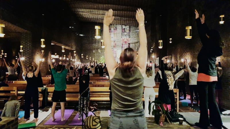 Yoga i kyrkan har lockat många i stadsdelen Skarpnäck i Stockholm. Efter protester avslutas nu verksamheten i Markuskyrkan och flyttas till en av församlingens andra lokaler.