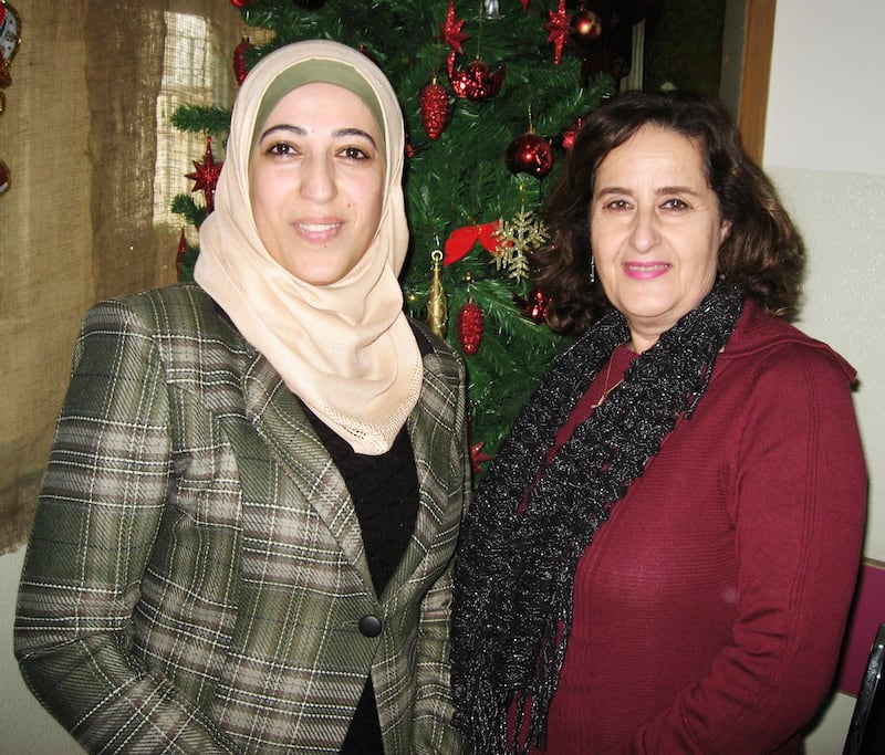 Läraren Nisreen Khater, muslim, och rektor Aida Abu Mohor, kristen.