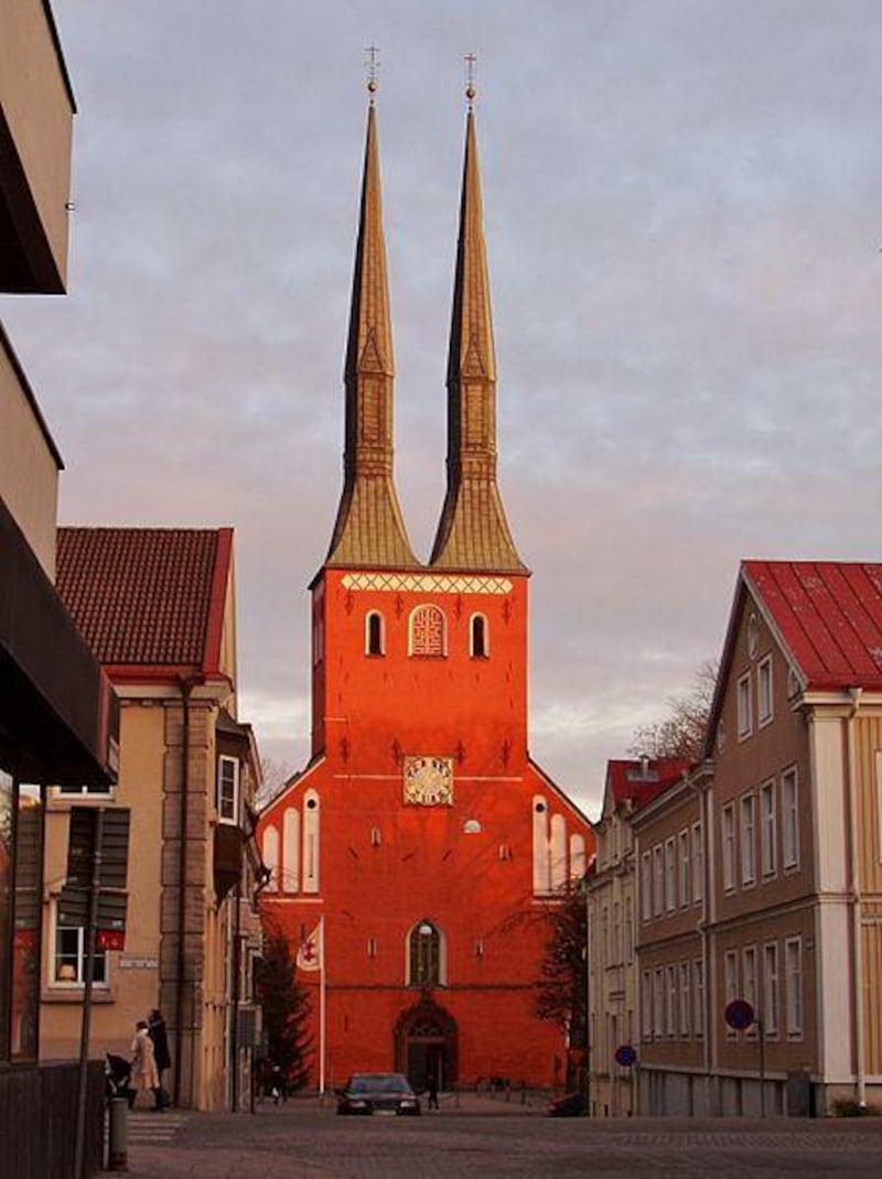 Växjö domkyrka. Henrik röstar in Växjö domkyrka på listan.