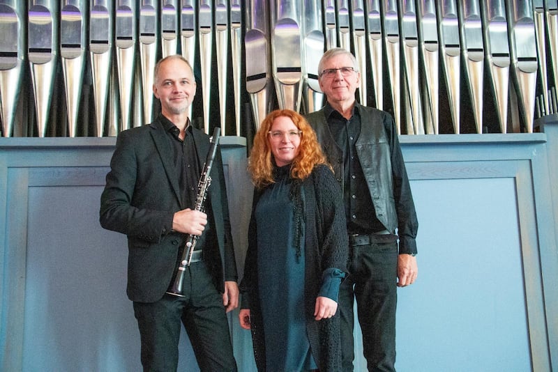 Tine Röjås med musikerna Nils-Peter Vaggelyr och Gösta Nylund.