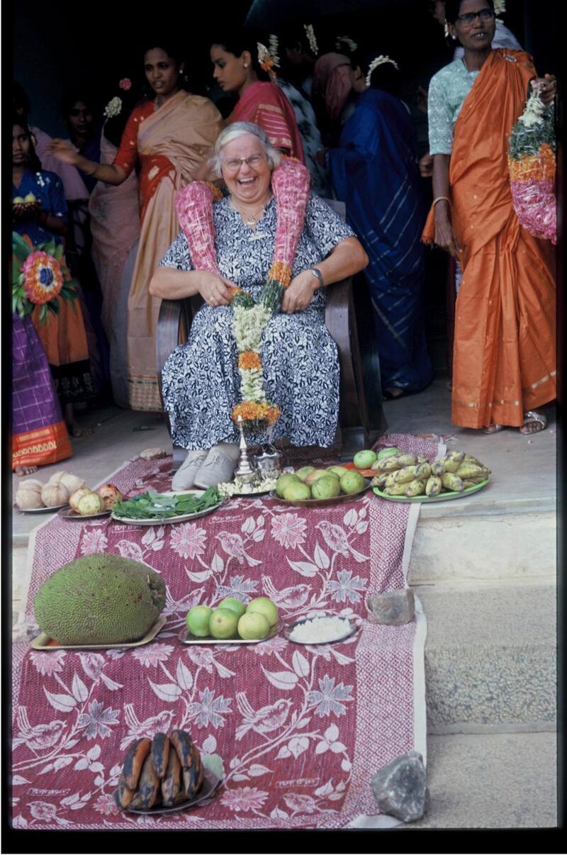 Ellen Nordmark från Västerås reste till Indien 1931 och byggde upp ett stort flickläroverk i Usilampatti. Här firas att hon varit rektor där i 30 år.