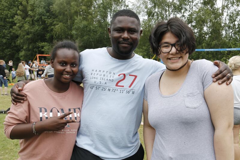 Mary Njeri, tolv år, Fabius Ndot, ungdomspastor och Miley Rafat, fjorton, kommer alla från Norrtullskyrkan i Söderhamn.