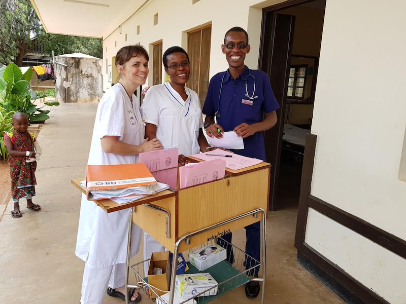 Barnsjuksköterskan Pernilla Ardeby inför en rond på barnavdelningen på Nkinga referral Hospital i Tanzania tillsammans med sjuksköterskan Martha Amon och barnläkaren Charles Amos. Pernilla är på Nkinga tillsammans med ytterligare en barnsjuksköterska för att genomföra kursen Pediatric Nursing Course som handlar om hur man bemöter barn i vården.