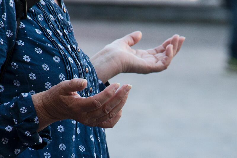 Öppna händer. Inga-Märtha Isacson rekommenderar att man regelbundet försöker ge tid för eftertanke och meditation i sin vardag.