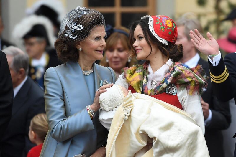 Drottning Silvia och prinsessan Sofia med sonen prins Gabriel vid hans dop.