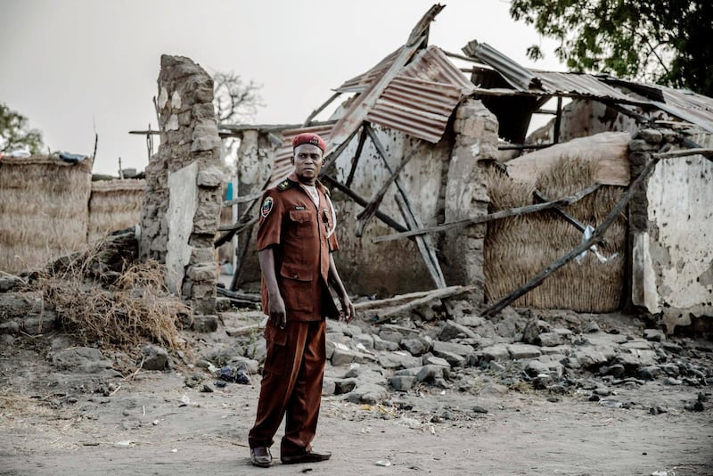 FÖRÖDELSE. Efter att Fulanimilisen angripit ödsliga byar i mellersta Nigeria återstår bara förödelse och kaos. Bilden visar en man ur ett medborgargarde som försöker skydda de kristna lantbrukarnas egendom.