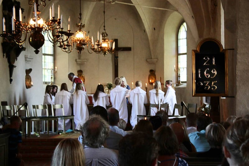 VILKEN PSALM GÄLLER. På psalmtavlan stod psalm 169. Men det var inte "I himmelen, i himmelen" som sjöngs under konfirmationsgudstjänsten utanför Södertälje, utan "Fädernas kyrka". Psalmen rensades ut ur psalmboken 1986 på grund av de nationalistiska tongångarna, och innan dess gick den under nummer 169.  