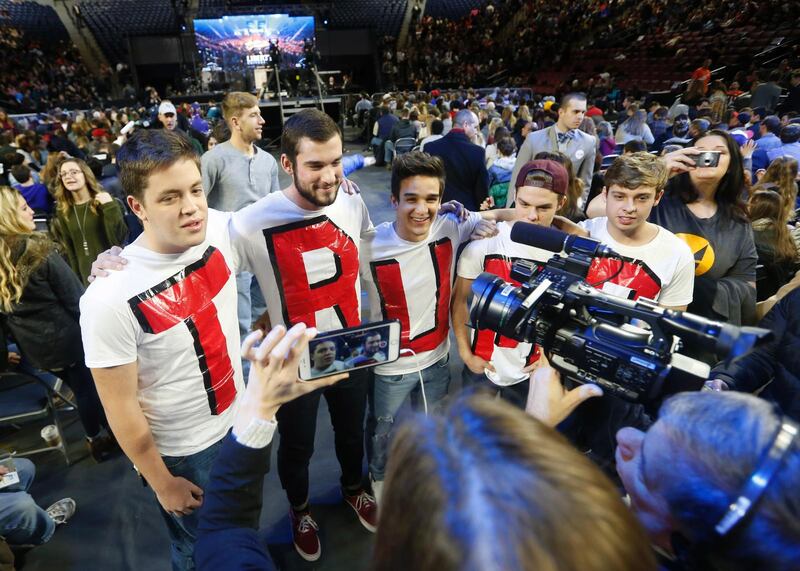 Fem studenter vid Liberty University visar tydligt vilken kandidat de stöder. På bilden längst upp till vänster talar han tillsammans med rektorn Jerry Falwell Jr. 