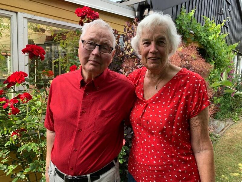 Makarna Lennart och Gunborg Björk i sin vackra trädgård i Stångby strax utanför Lund. De träffades på 1960-talet och har varit varandras stöd sedan dess.