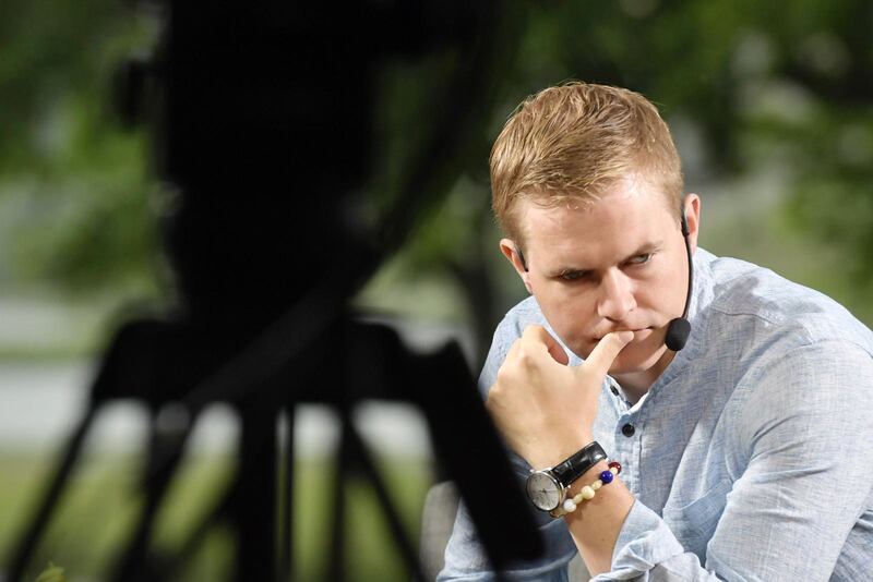 Gustav Fridolin bar frälsarkransen under Almedalen.