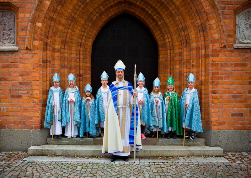 Som ny biskop i Västerås stift välkomnades Mikael Mogren av ”barnbiskopar”. I hans nya bok svarar han på barns frågor om Gud, tro och kyrka.