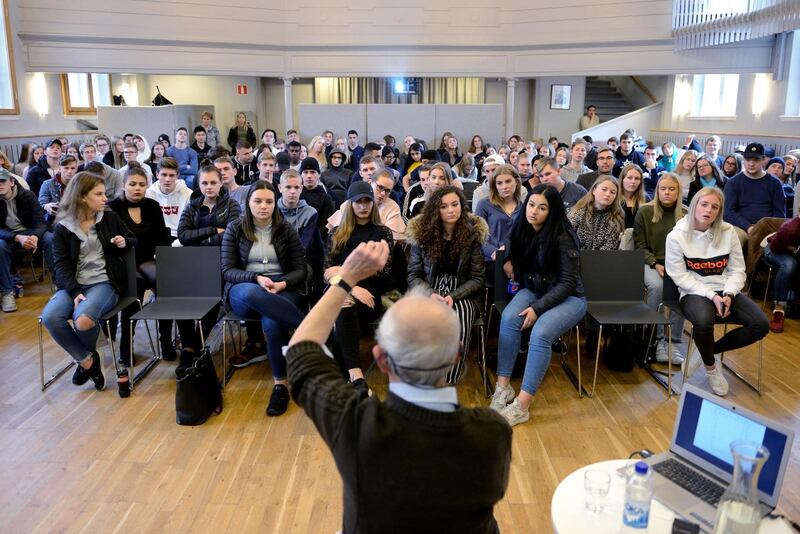 Stefan Zablocki talar för en skolklass.