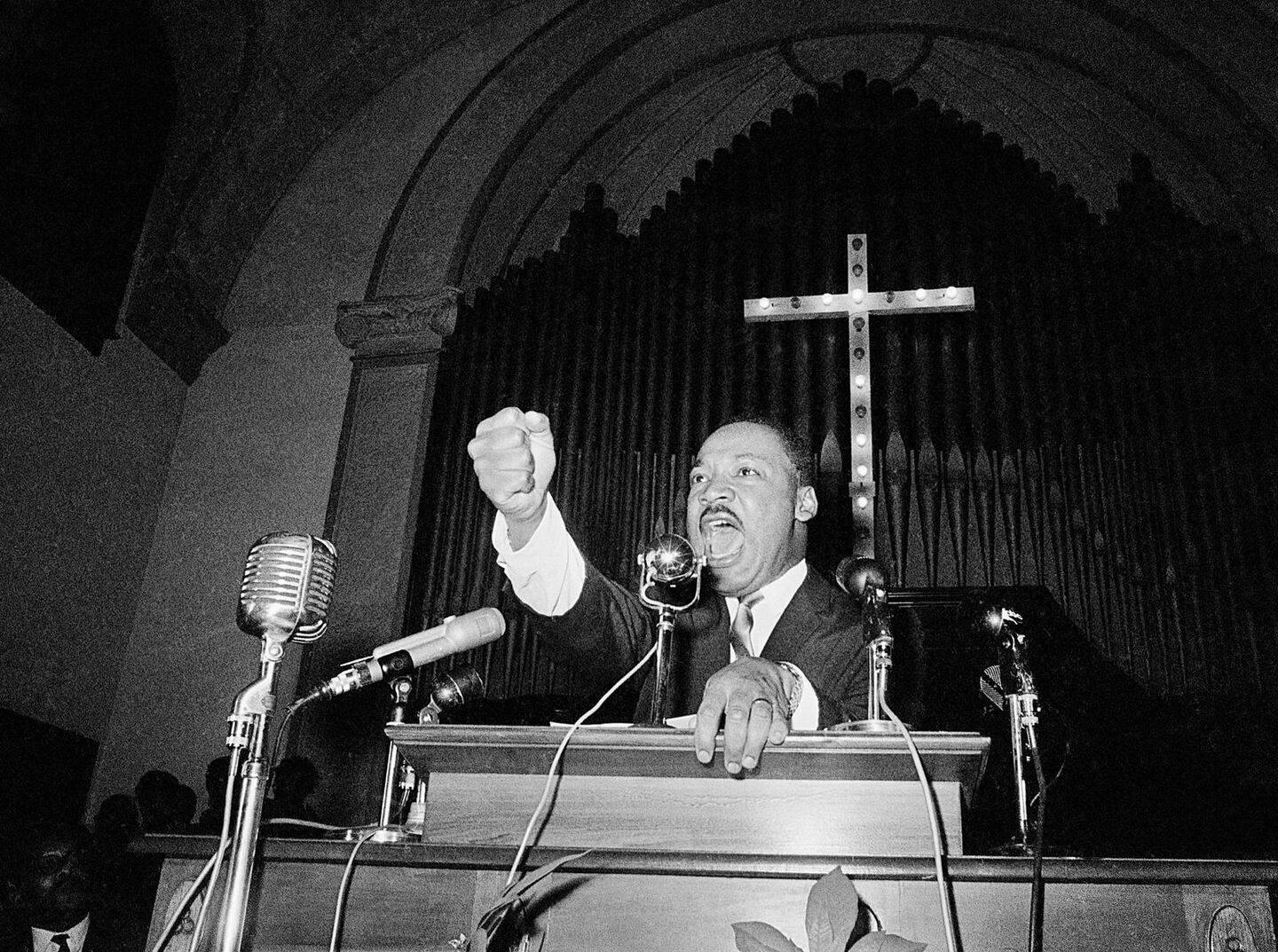 ”Svarta ska också kunna rösta”. Martin Luther King talar engagerat i baptistkyrkan i Atlanta för att rösträttsreglerna ska ändras.