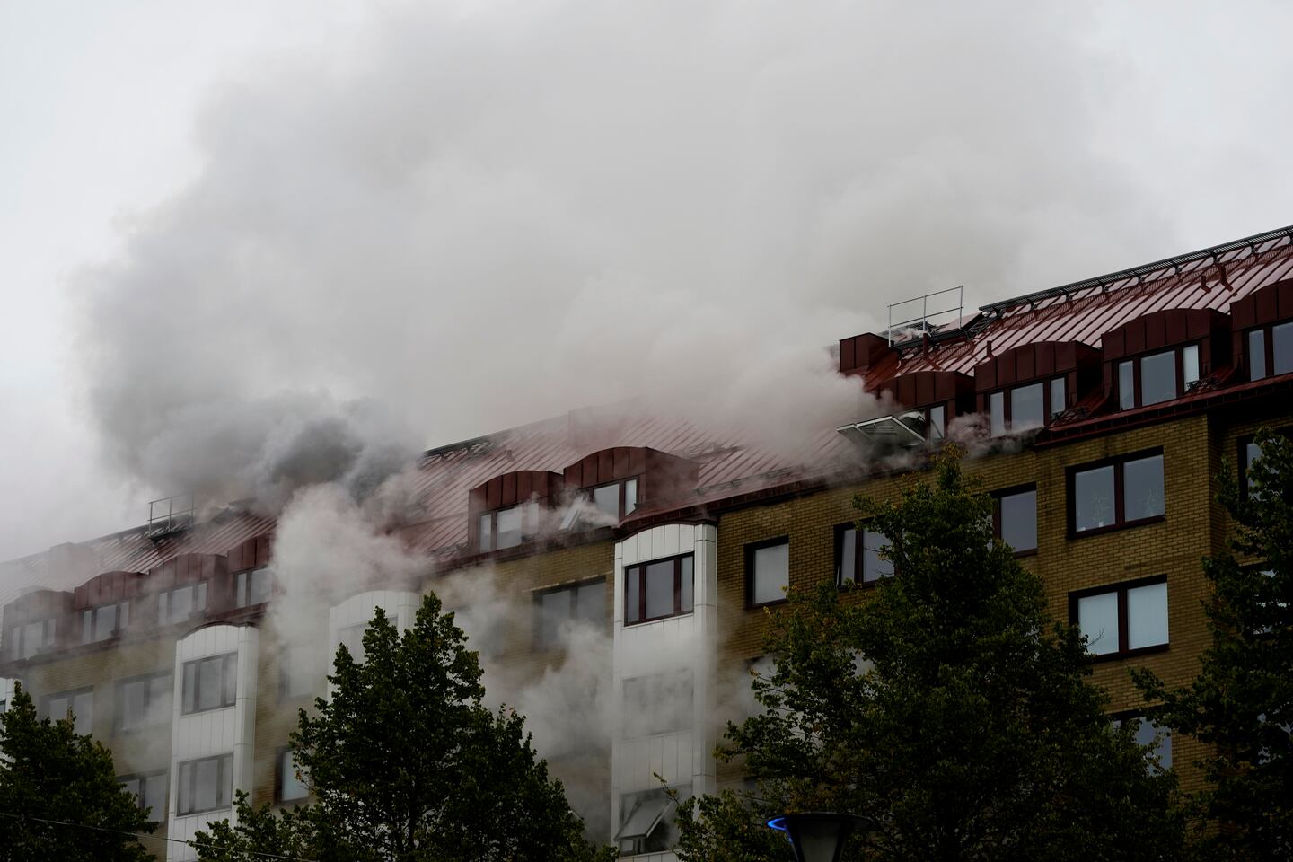 En stor explosion har inträffat vid ett flerfamiljshus på Övre Husargatan i Annedal i centrala Göteborg.