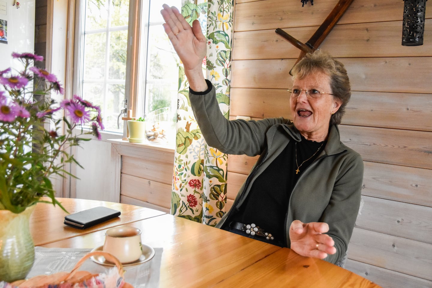 Helén Olsson sjöng om hopp och tro utanför äldres balkonger under pandemin