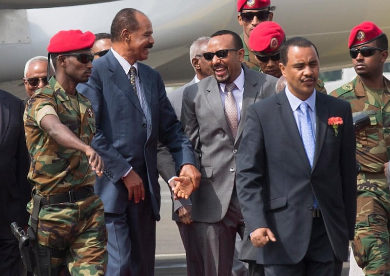 Eritreas president Isaias Afwerki ( t v) välkomnades av Etiopens premiärminister Abiy Ahmed, vid flygplatsen i Addis Abeba den 14 juli.