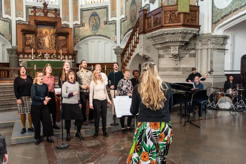 Kören Gospel Company under ledning av Rebecka Dahlqvist stod för musiken