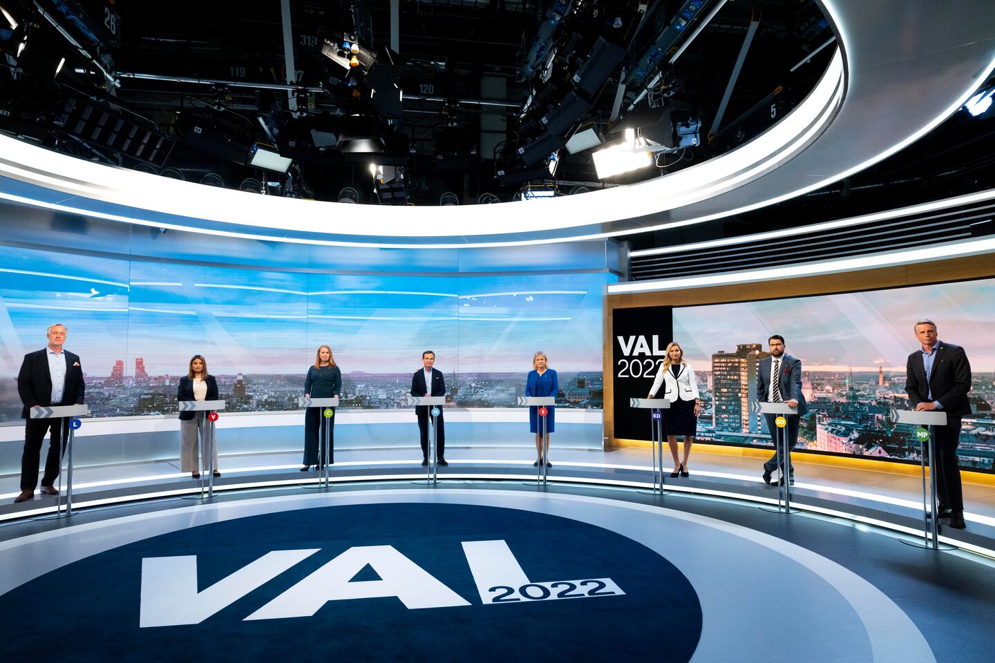 Liberalernas partiledare Johan Pehrson, Vänsterpartiets partiledare Nooshi Dadgostar, Centerpartiets partiledare Annie Lööf, Moderaternas partiledare Ulf Kristersson, statsminister Magdalena Andersson (S), Kristdemokraternas partiledare Ebba Busch, Sverigedemokraternas partiledare Jimmie Åkesson och Miljöpartiets språkrör Per Bolund .