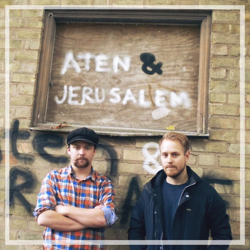 Aten och Jerusalem. Teologiska frågor i fokus när Anton Johnsson och Simon Axelsson poddar i ”Aten och Jerusalem”. 