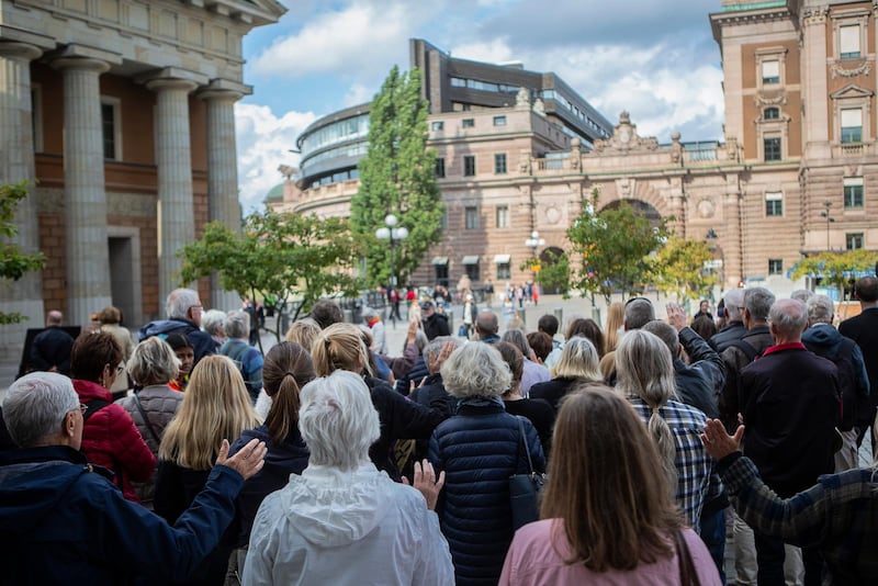 Uppvaknande. Kyrkor behöver vakna och skaka av sig sekulariseringens sömntunga ok och i stället ikläda sig sin sanna identitet. 