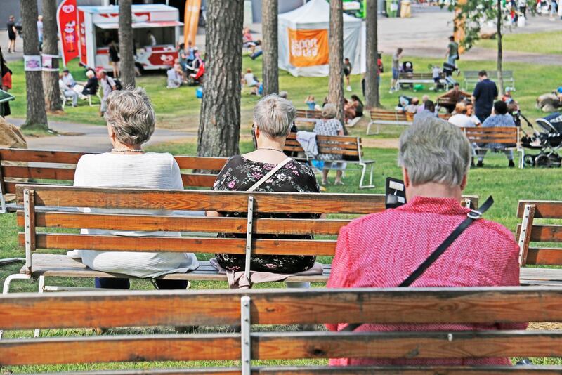 Äldre på Nyhem bekymrar sig över mörkret i hallen. Personerna på bilden har inget med texten att göra.