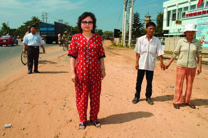 Kim Phuc på platsen där hon träffades av napalmbomben.