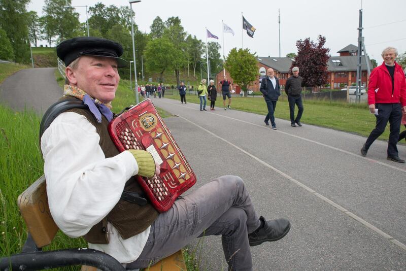 Skapelsevandringen, en morgonpromenad på ett par kilometer från järnvägstationen till Västra torget längs Vätterstranden i Jönköping engagerade ett hundratal deltagare. Gabriel Djärf bjöd på underhållning vid Lokstallarna.