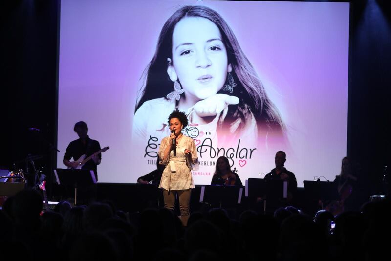 Bilden på Ebba Åkerlund i bakgrunden från hennes minneskonsert återfinns även på gravstenen på Adolf Fredriks kyrkogård.