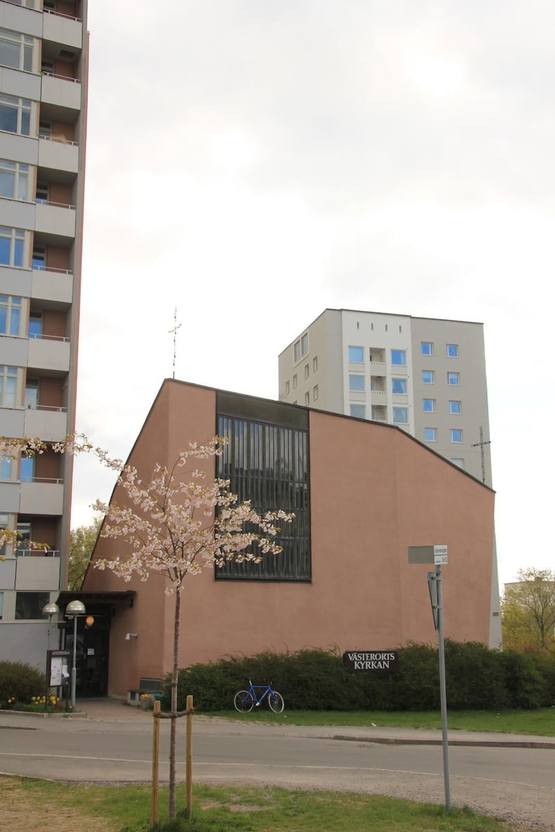 Västerortskyrkan ligger vid Vällingby centrum som var toppmodernt och fick internationell uppmärksamhet när det invigdes 1954.