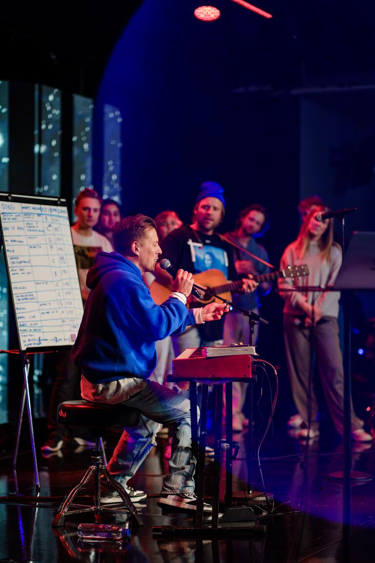 Förberedelser inför inspelningen på Cirkus i Stockholm av Hillsongs internationella lovsångsplatta 2022.