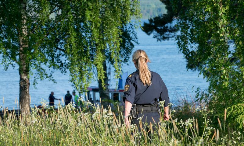 STORSUND 2013-06-06 
Räddningspersonal och polis på plats vid ett drunkningstillbud utanför Storsund i Ösjön i Runn mellan Falun och Borlänge på torsdagskvällen. Sökandet pågår fortfarande efter en tioårig flicka, som föll i vattnet tillsammans med resten av familjen då båten körde på en sten. Tioåringen bar flytväst, men den ska ha lossnat när den hakade i båten. Familjen larmade räddningstjänsten och började själv omedelbart leta efter flickan. 
Foto: Trons / SCANPIX / kod 11259