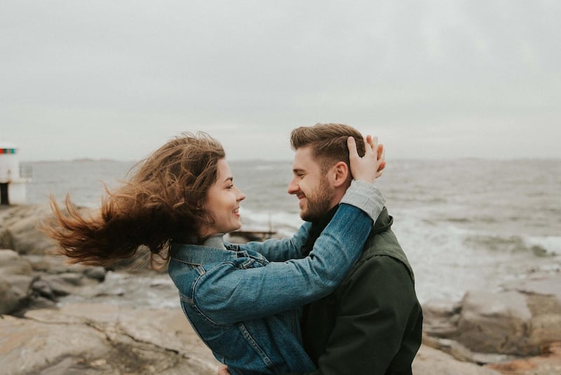 Den 16 maj gifter sig Rebecca Samuelsson och Anton Karlsson. Coronakrisen har krympt bröllopet till ett minimum men också fått brudparet att lyfta blicken mot det som verkligen är viktigt.