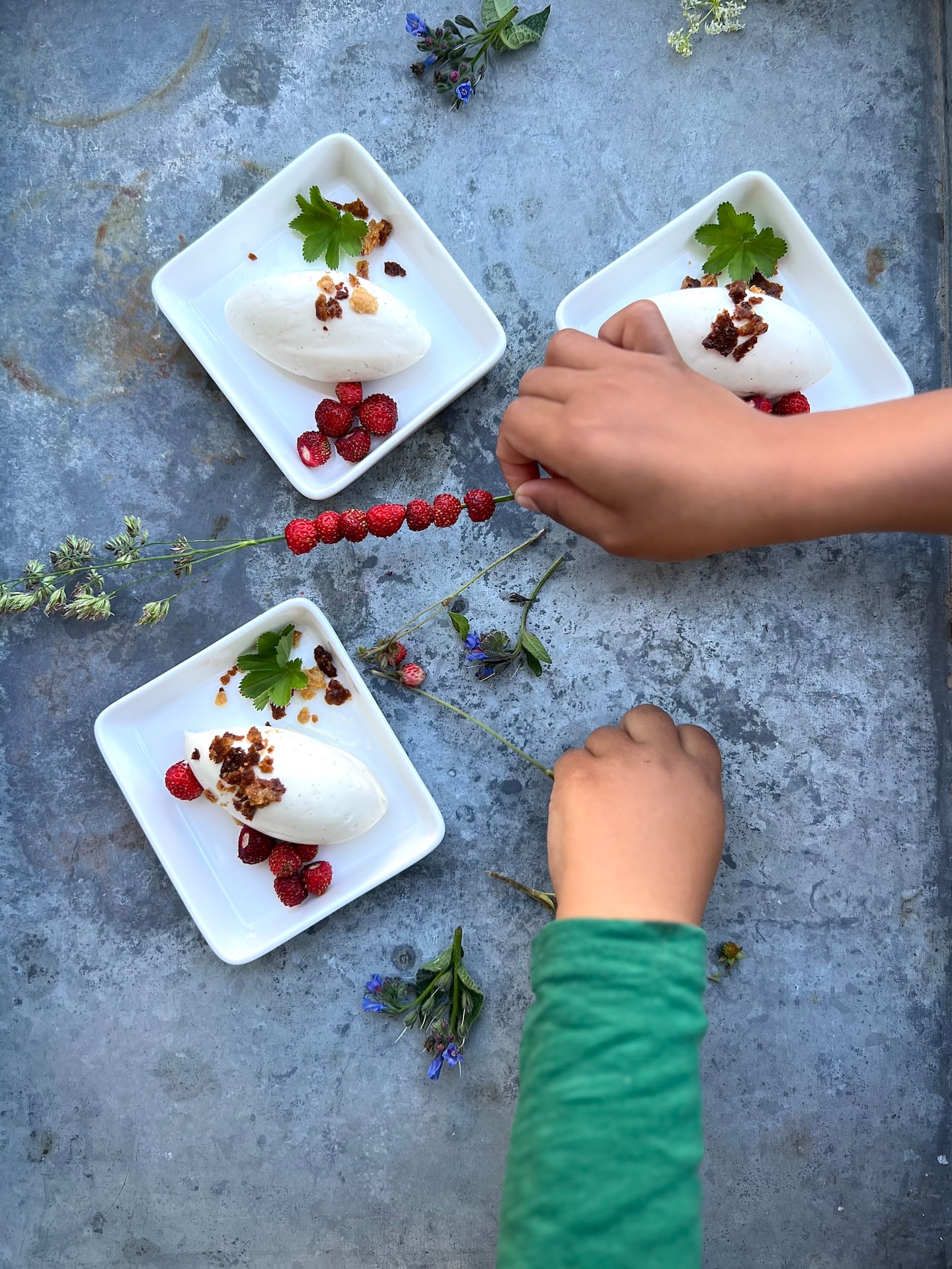 Veckans mat: Vispad pannacotta med
smultron och rostad vitchoklad