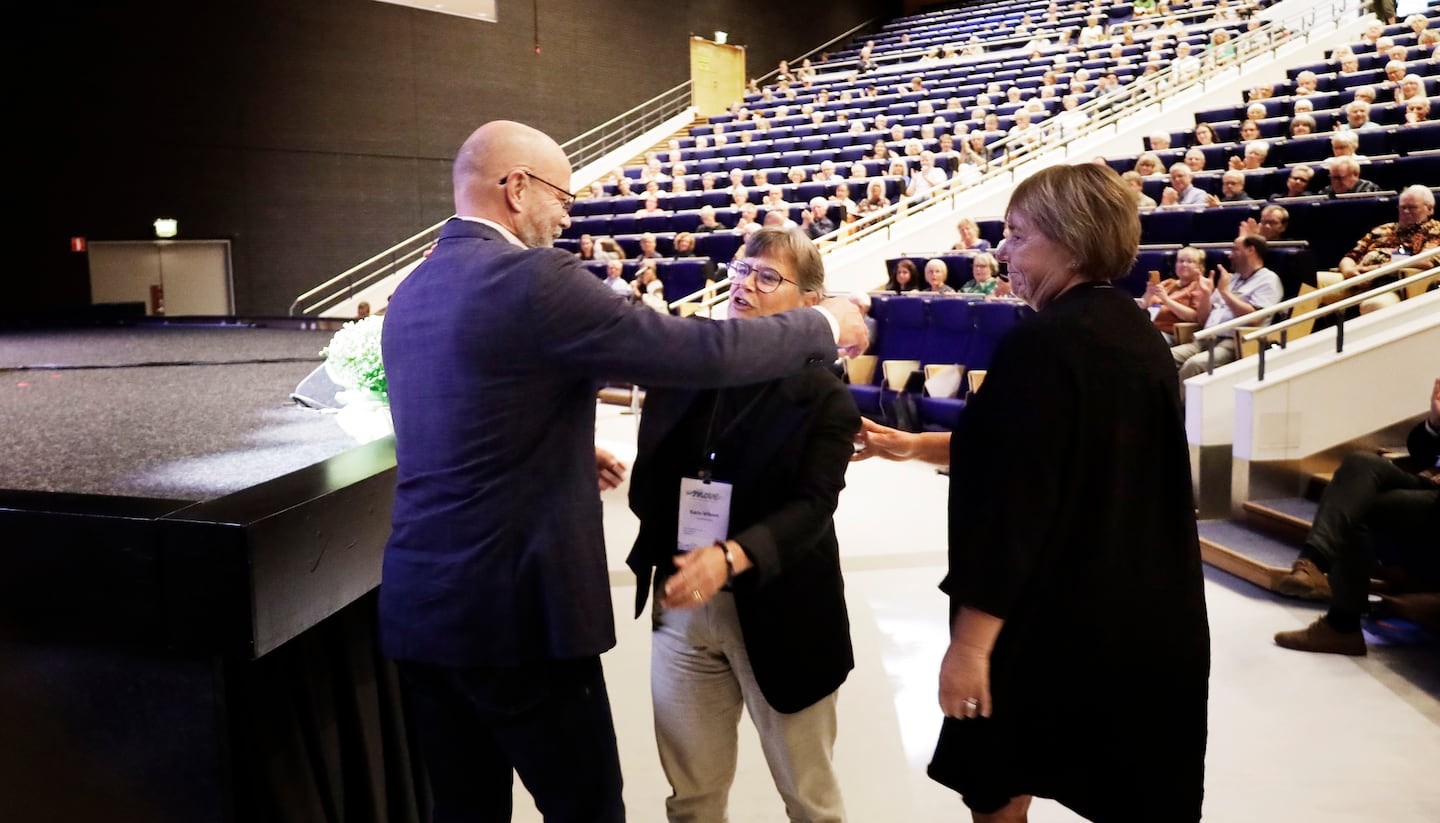 Kramar och glädje efter beskedet att Karin Wiborn och Niklas Piensoho väljs till nya kyrkoledare för Equmeniakyrkan.