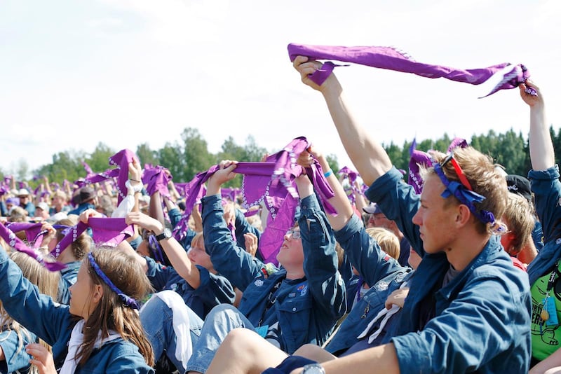 För att få bidrag av Göteborgs stad kräver kommunen att ”den aktivitet som föreningen kommer att söka aktivitetsbidrag för är utan religiösa inslag, såsom bön, andakt, religiös förkunnelse, predikan, berättelser eller annat som syftar till att sprida ett religiöst budskap”. Det kunde tre Equmeniaföreningar inte acceptera och blir därför utan bidrag i år. Bilden är från invigningen av det nya scoutförbundet Equmeniascout.