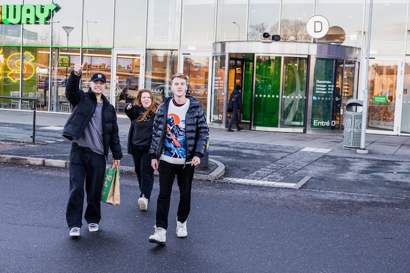 Team från USA berättar om Jesu kärlek bland shoppande svenskar. Dagen följde Carry the love-teamet under en dag av evangelisation och upptäckande av Guds tankar för individen.