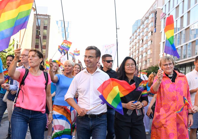 Statsminister Ulf Kristersson (M) under Prideparaden i Stockholm.