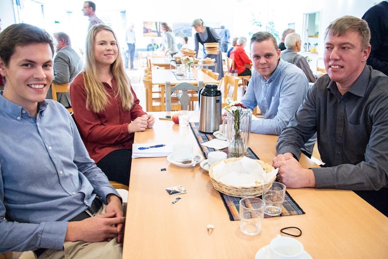 Aron Borg, Emma Löfgren, Henrik Löfgren (bror till Emma), och Matthijs Klomp vid kyrkkaffet. Visst känner de igen en del av den kritik som framförs mot skolan och kyrkan, men de är definitivt inget Knutby, säger de.