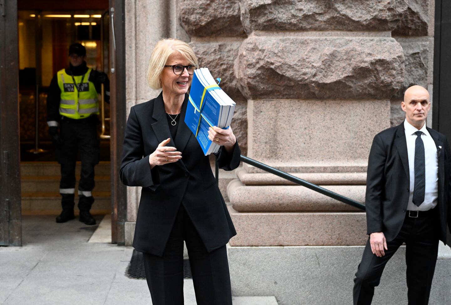 Finansminister Elisabeth Svantesson (M) går budgetpromenad.